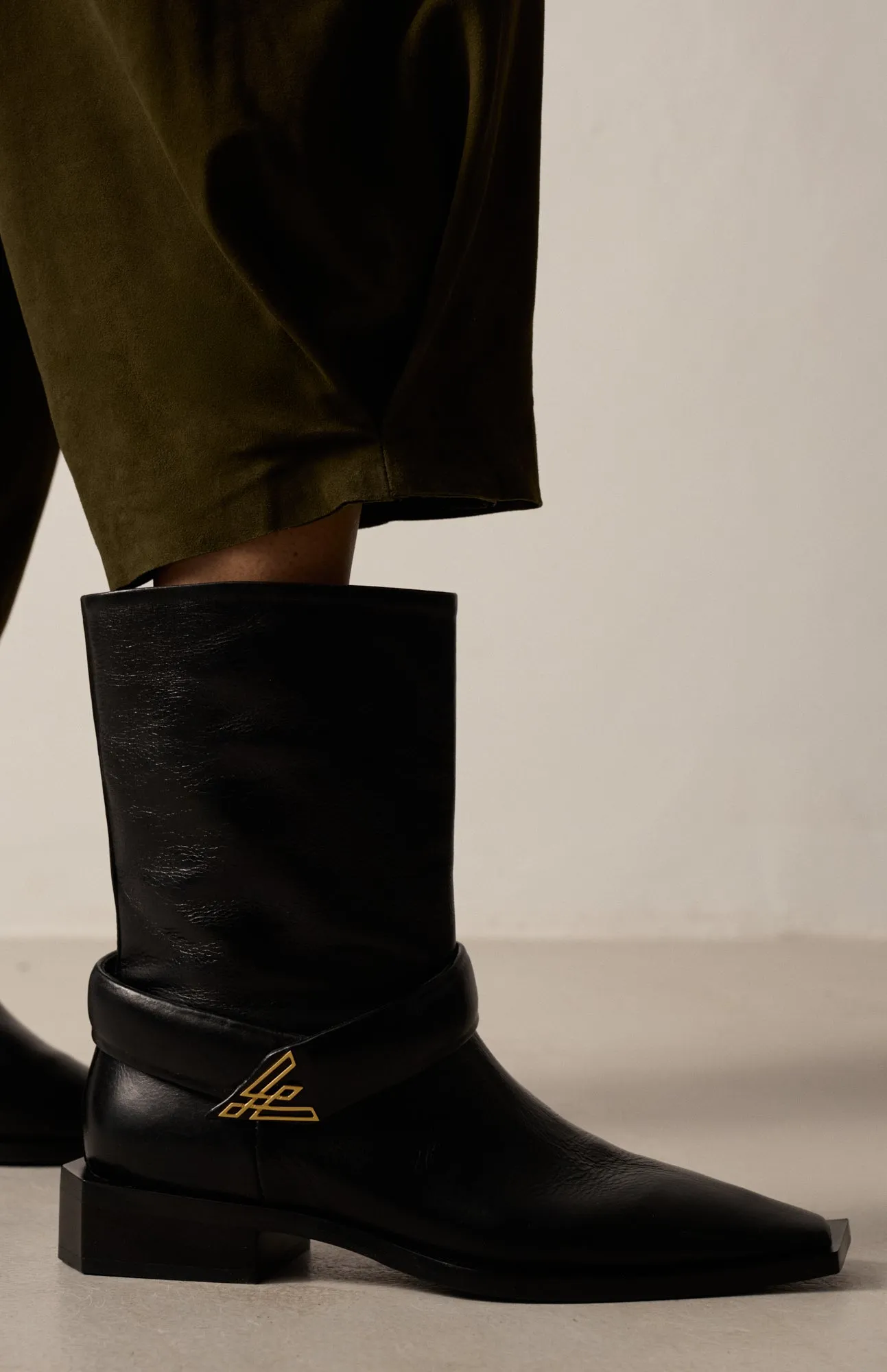 ZOEY DEEP BLACK sold by Vanda Novak product image thumbnail 2