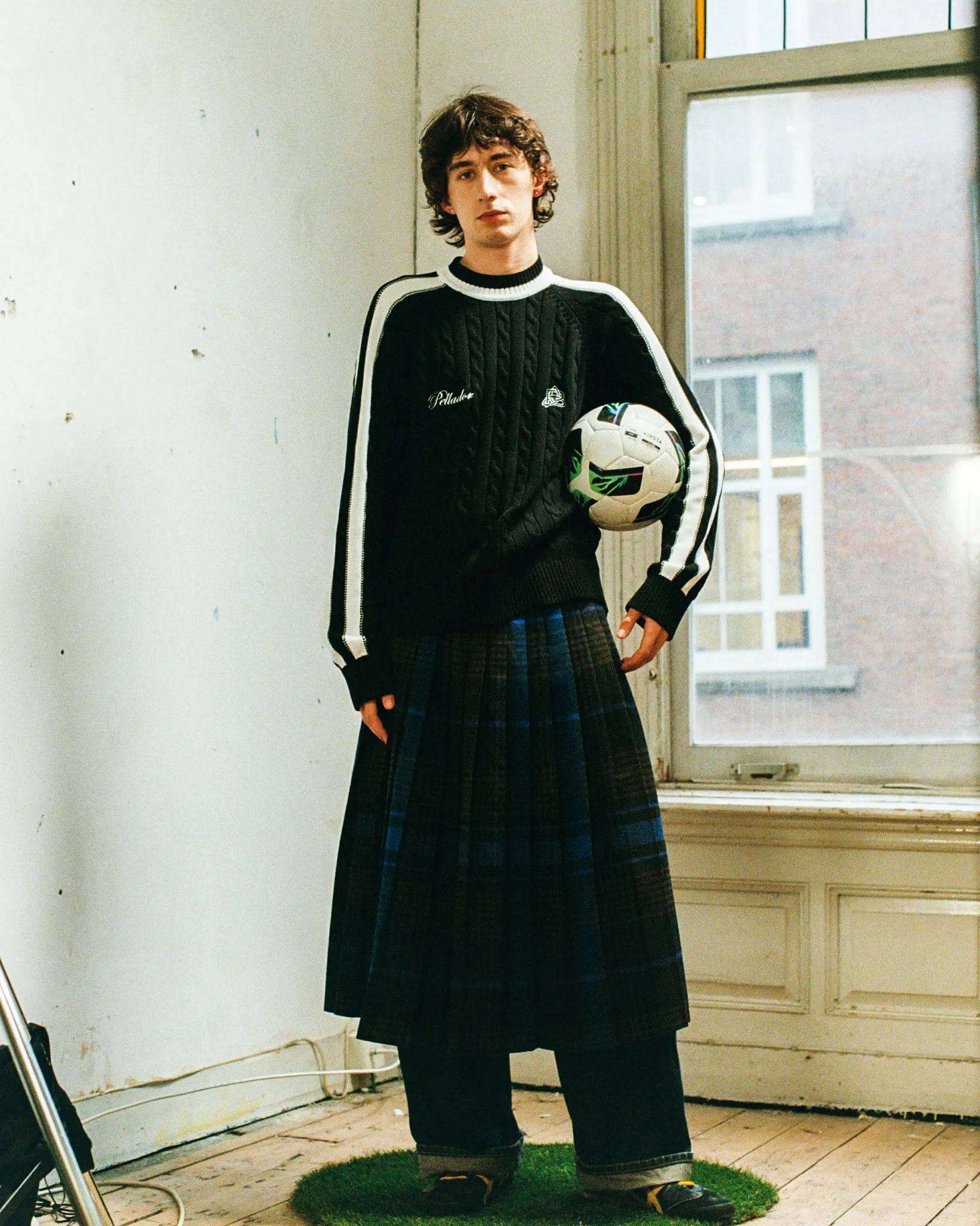 Round Neck Cable Knit Black sold by Pellador product image thumbnail 2