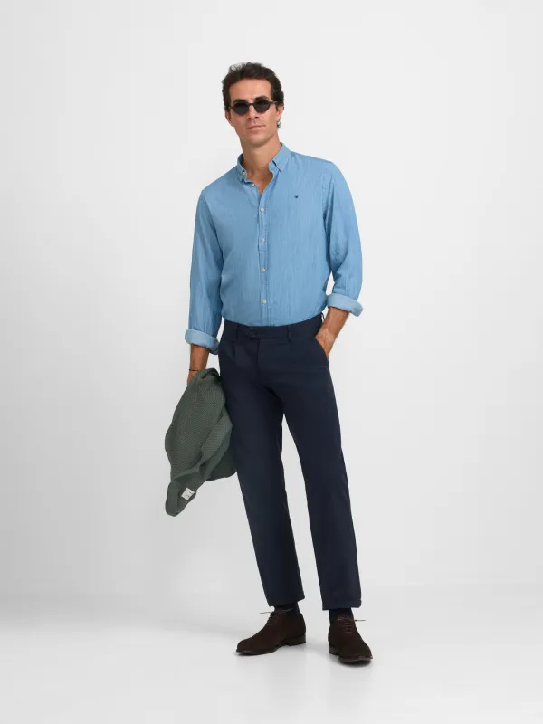 Casual chino trousers with navy blue pleats sold by Silbon