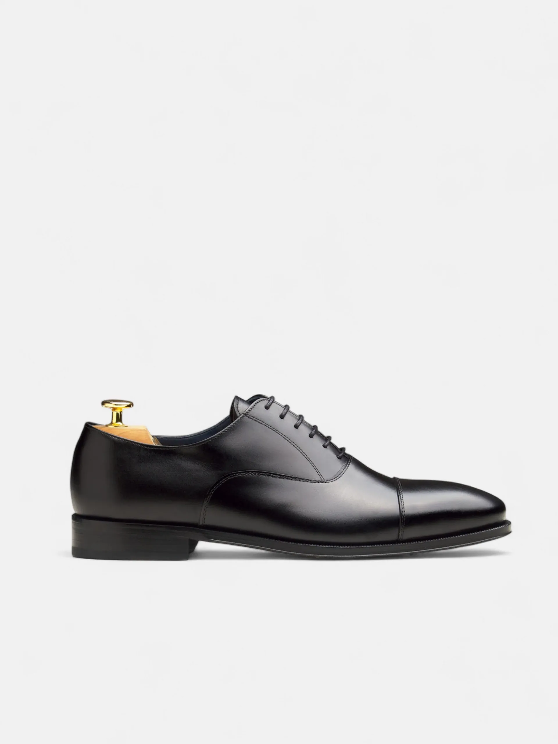 Black tailoring shoe sold by Silbon