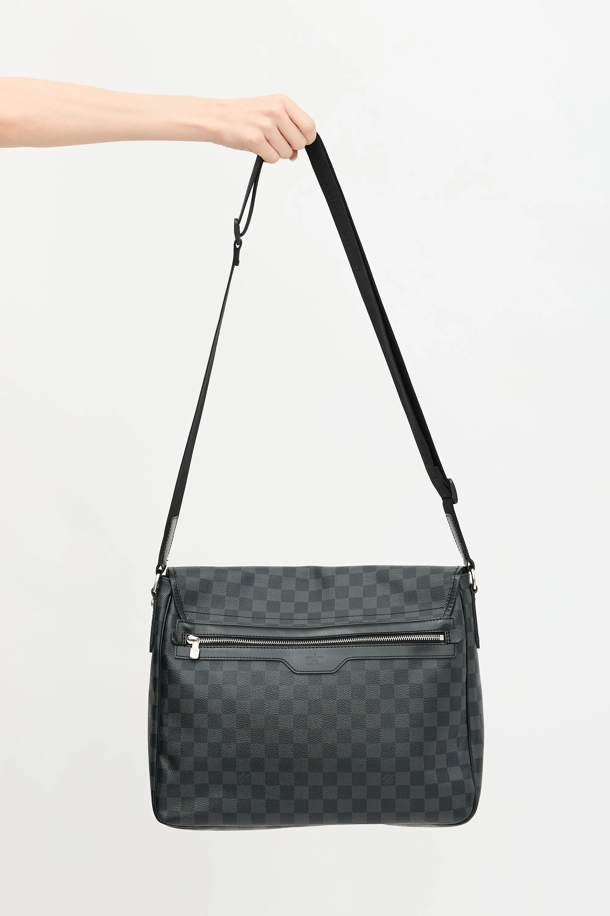 2008 Damier Graphite Daniel MM Messenger Bag sold by VSP Consignment product image thumbnail 3
