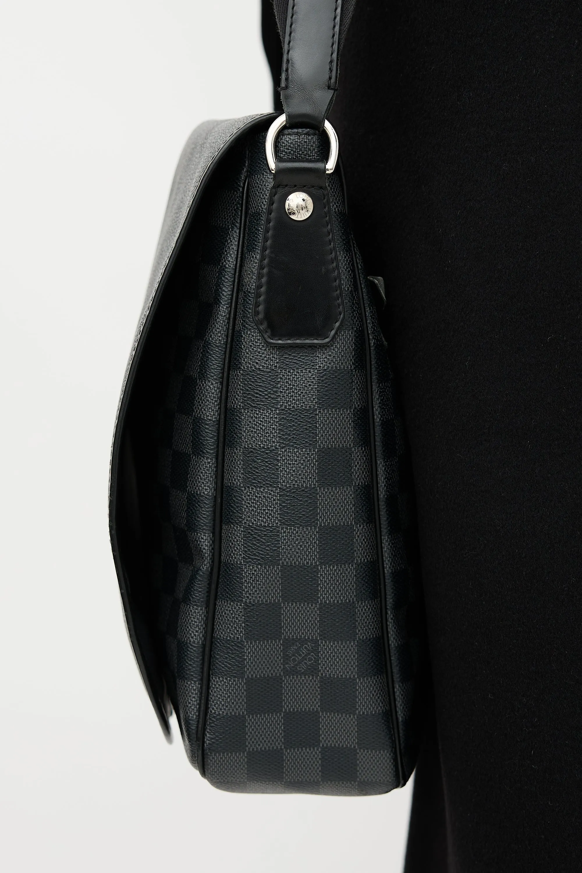 2008 Damier Graphite Daniel MM Messenger Bag sold by VSP Consignment product image thumbnail 5