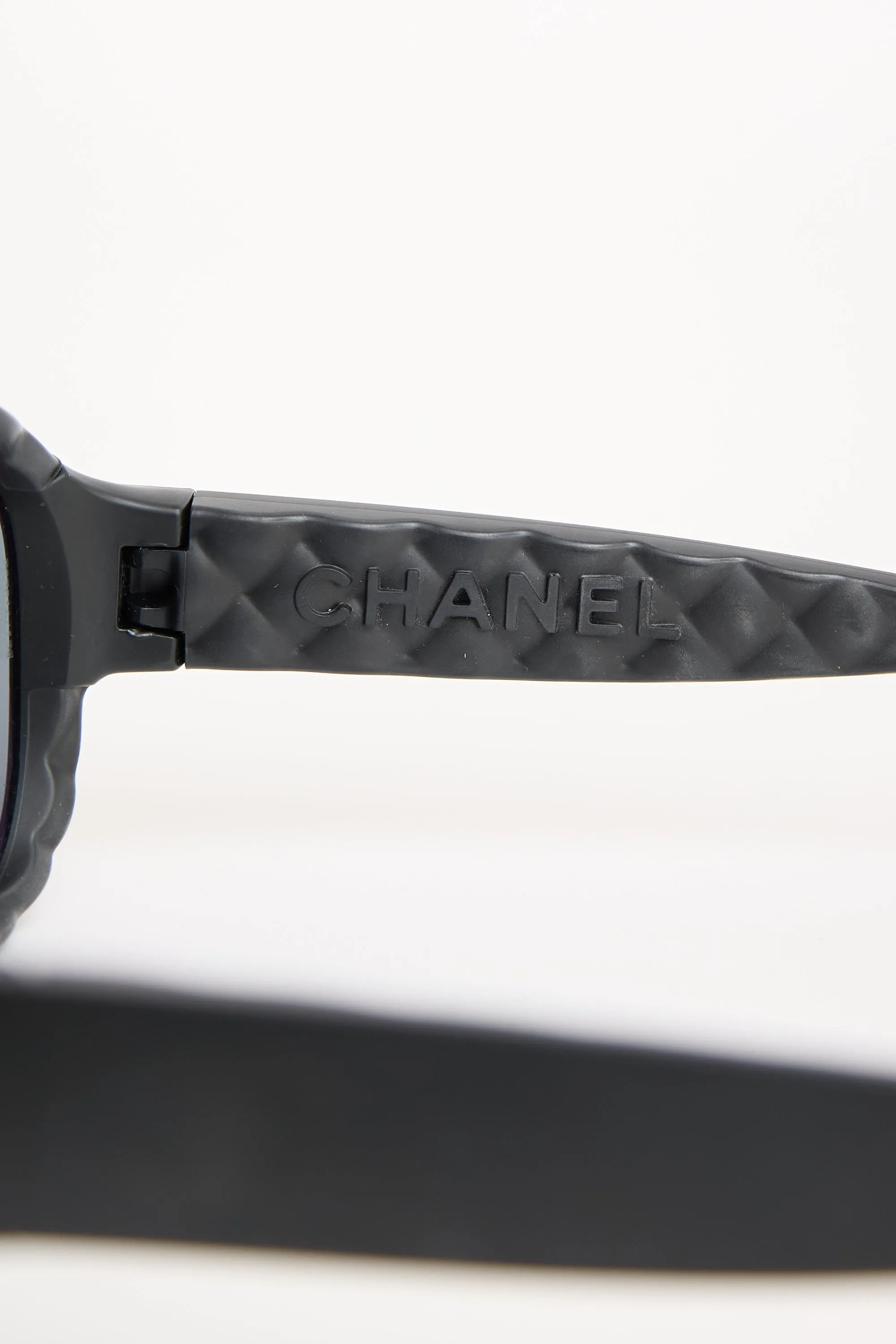 6050 Aviator Polarized Sunglasses sold by VSP Consignment product image thumbnail 2