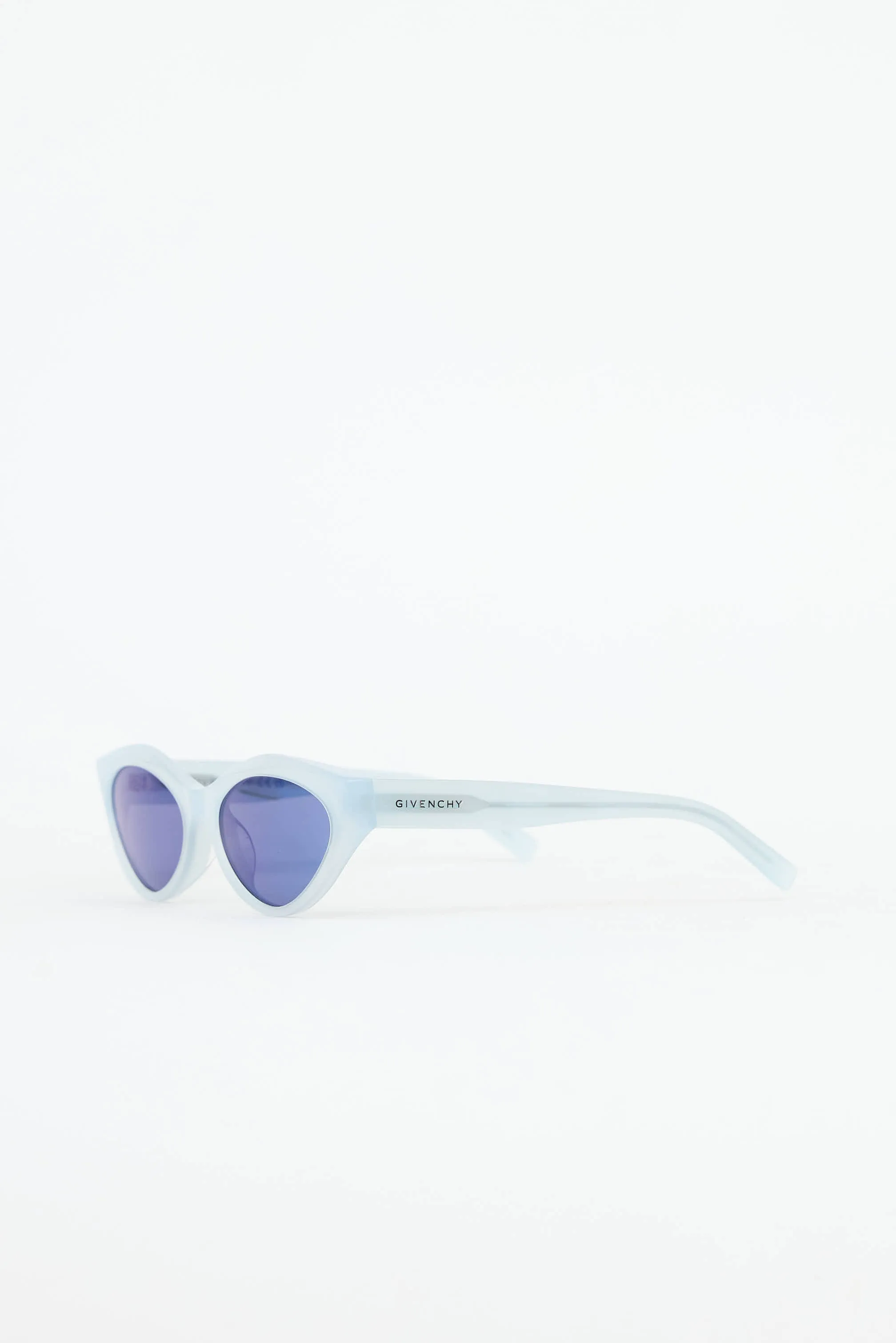 GV40025U Tapered Sunglasses sold by VSP Consignment product image thumbnail 2