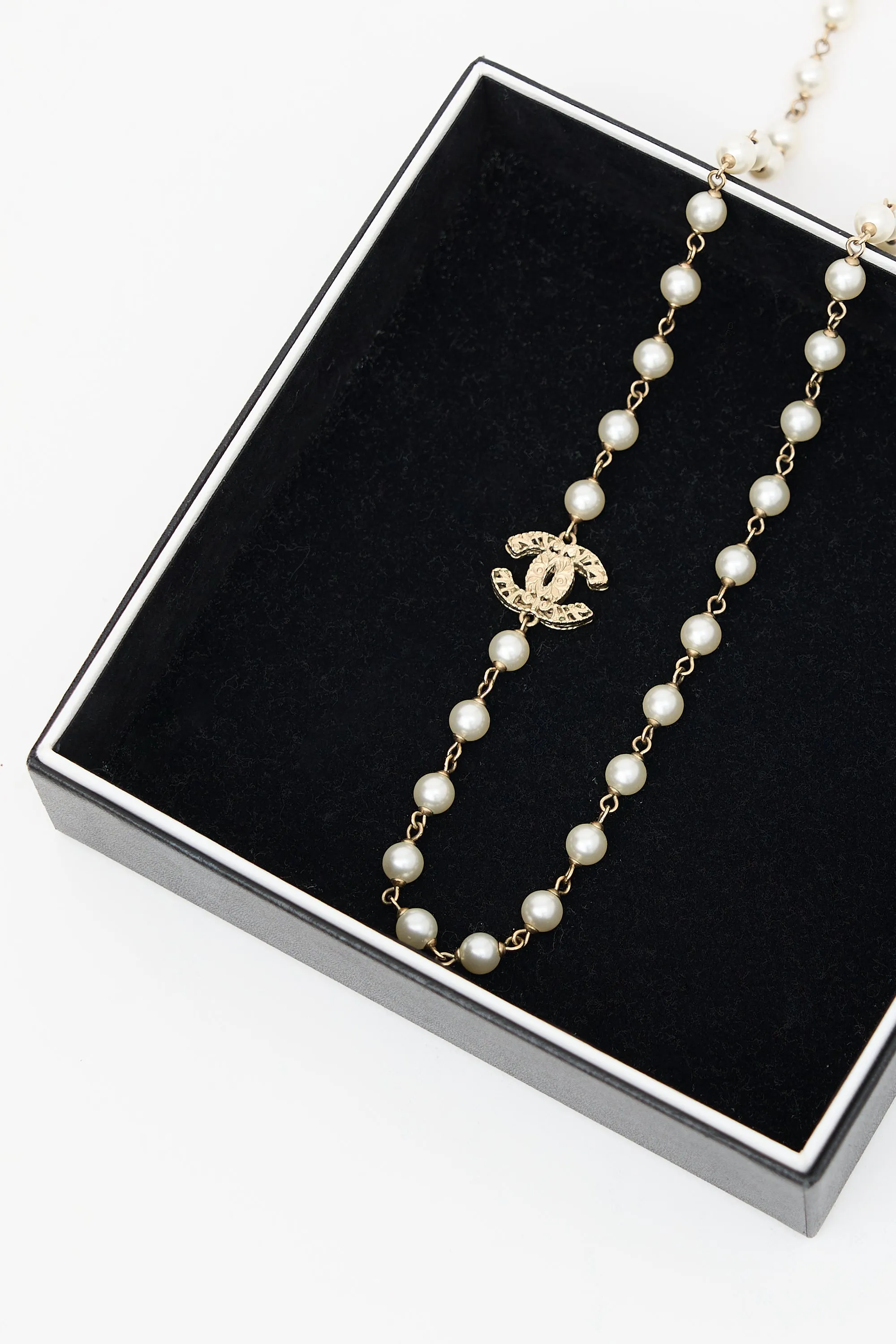 Faux Pearl CC Necklace sold by VSP Consignment product image thumbnail 3