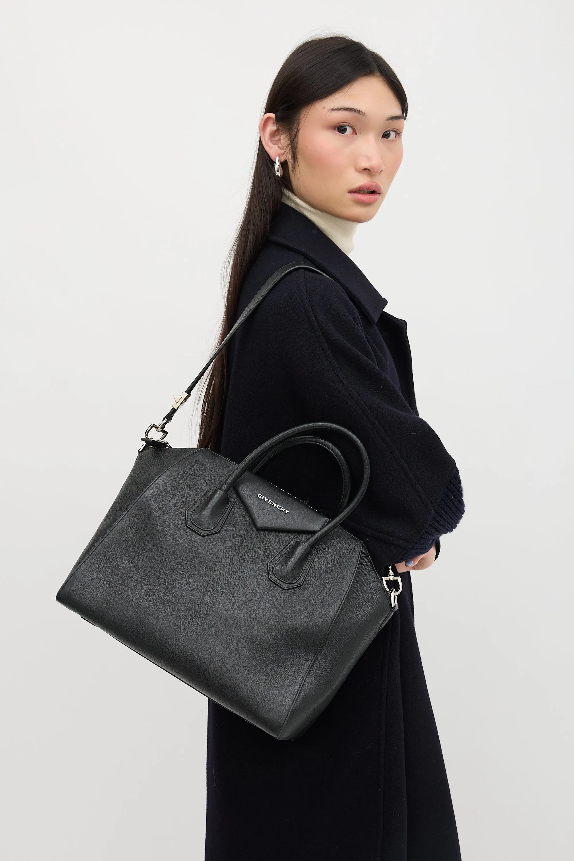 Leather Medium Antigona Bag sold by VSP Consignment product image thumbnail 4