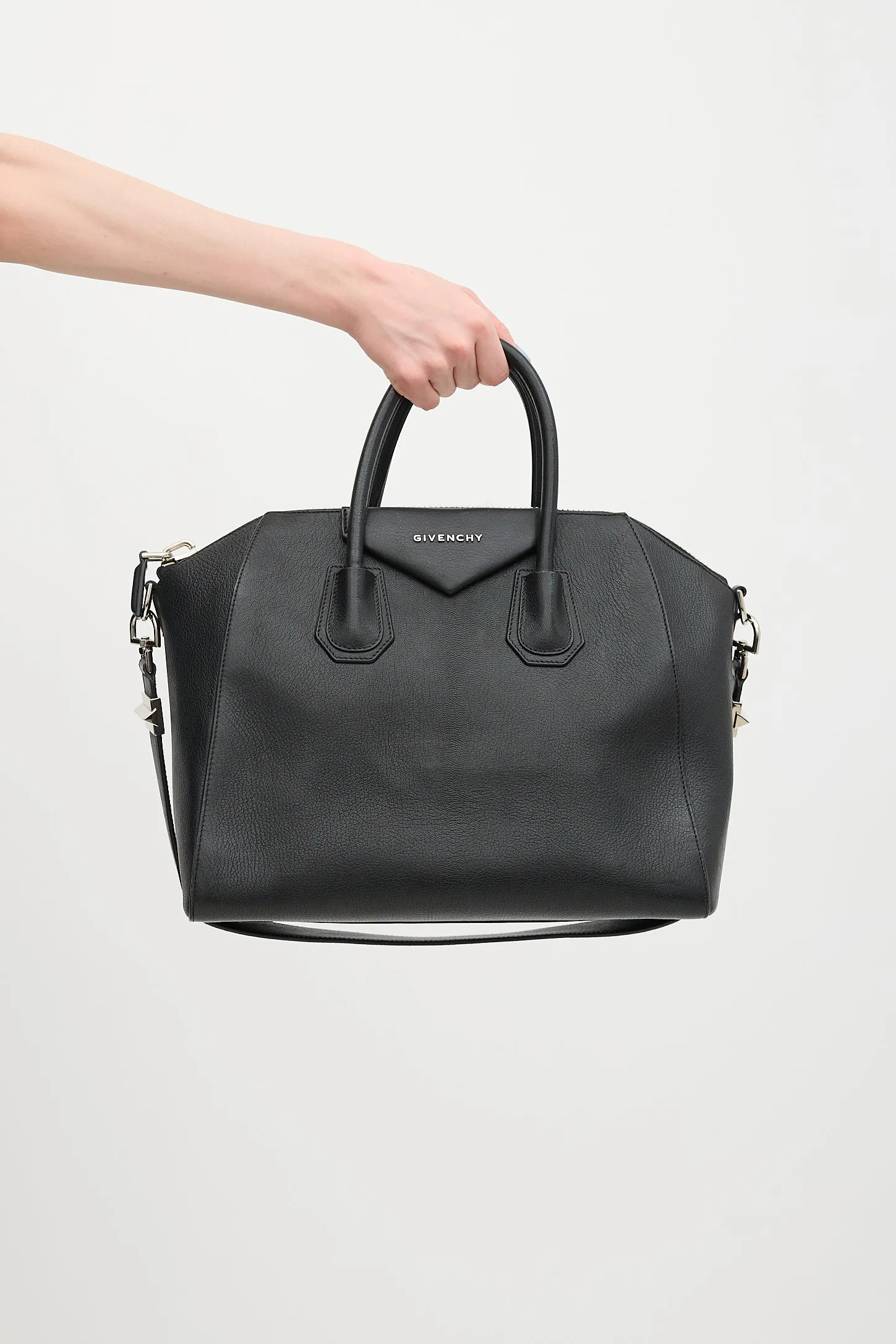 Leather Medium Antigona Bag sold by VSP Consignment