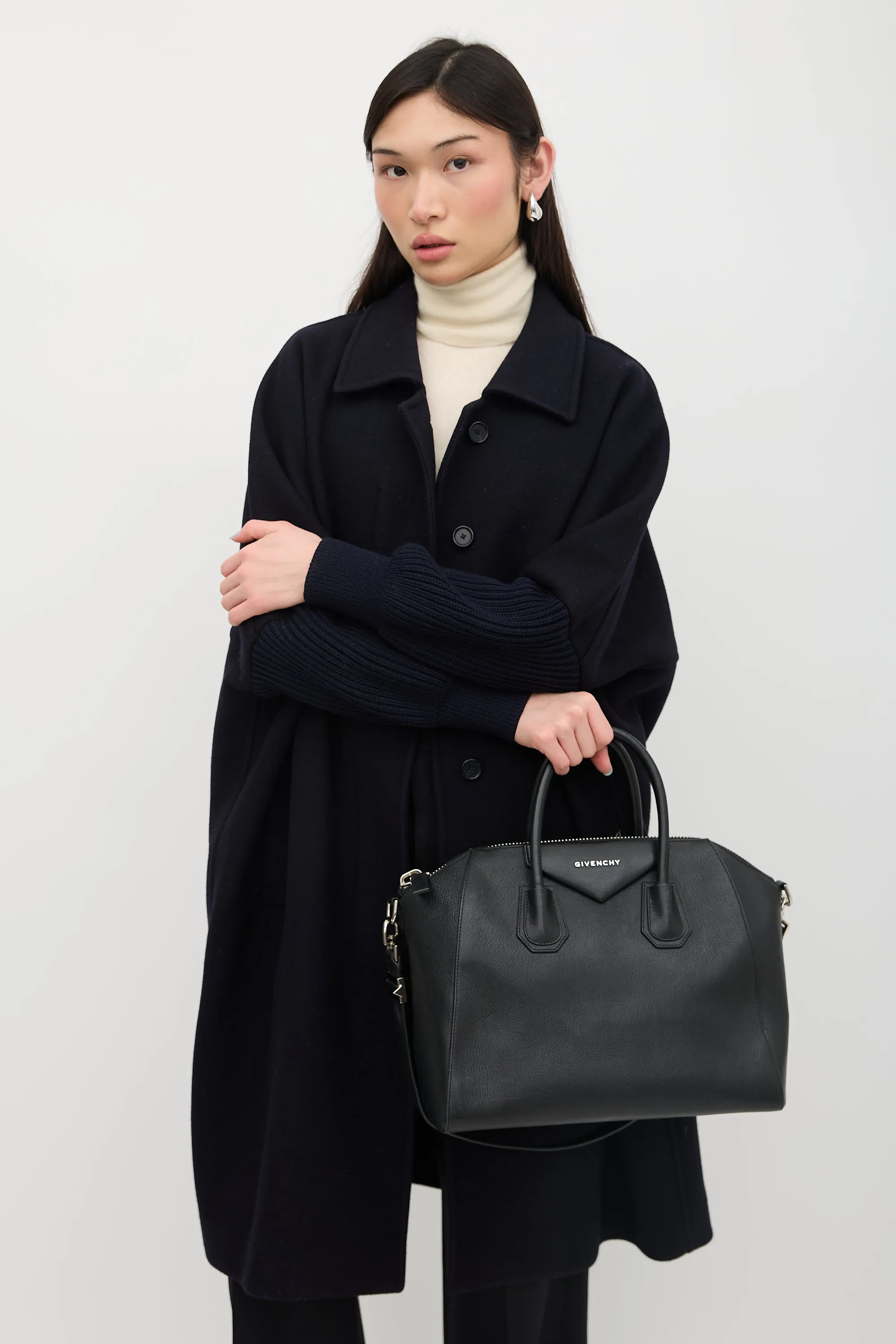 Leather Medium Antigona Bag sold by VSP Consignment product image thumbnail 5