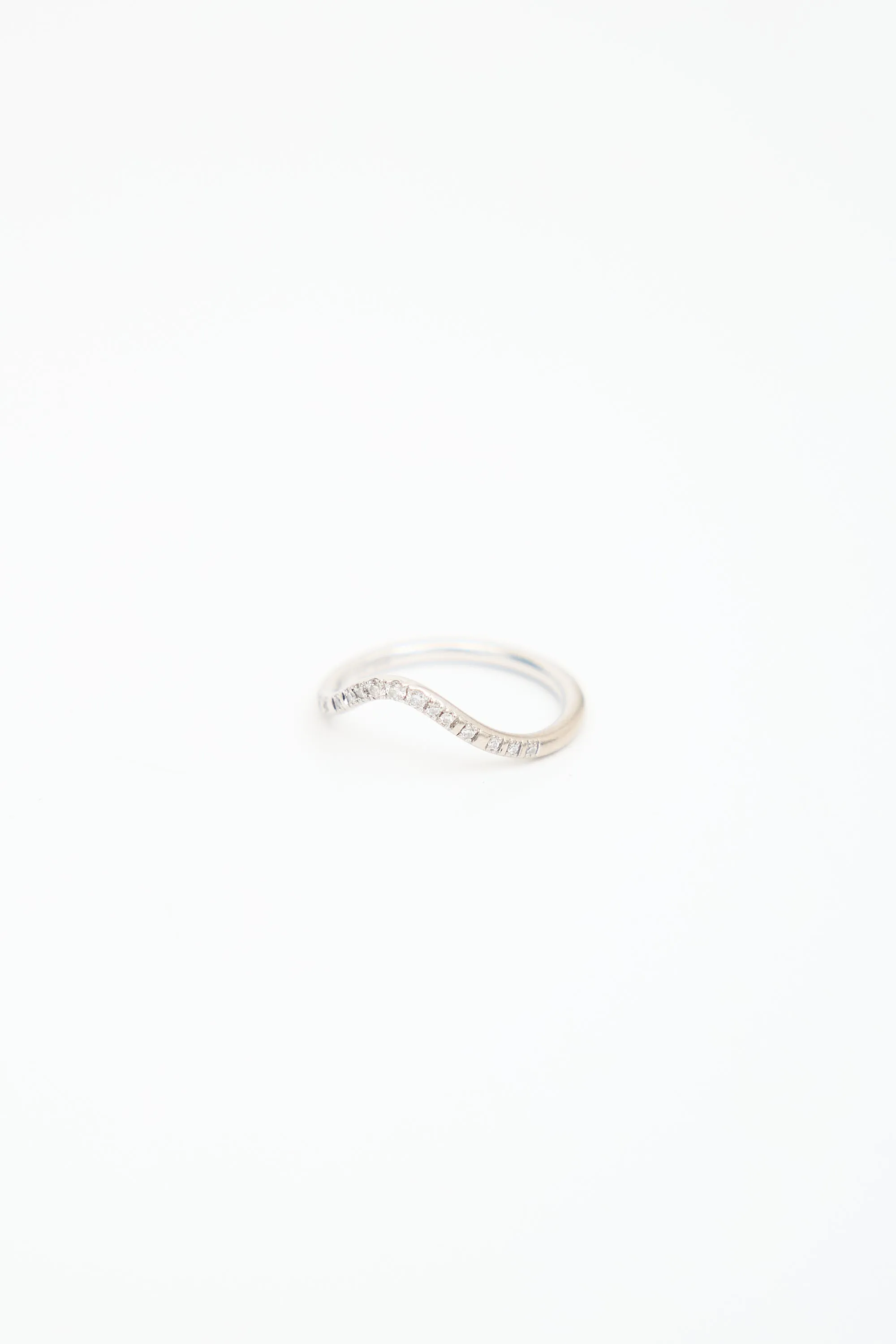 14K White Gold Plated Palladium Graduated Peak Ring sold by VSP Consignment