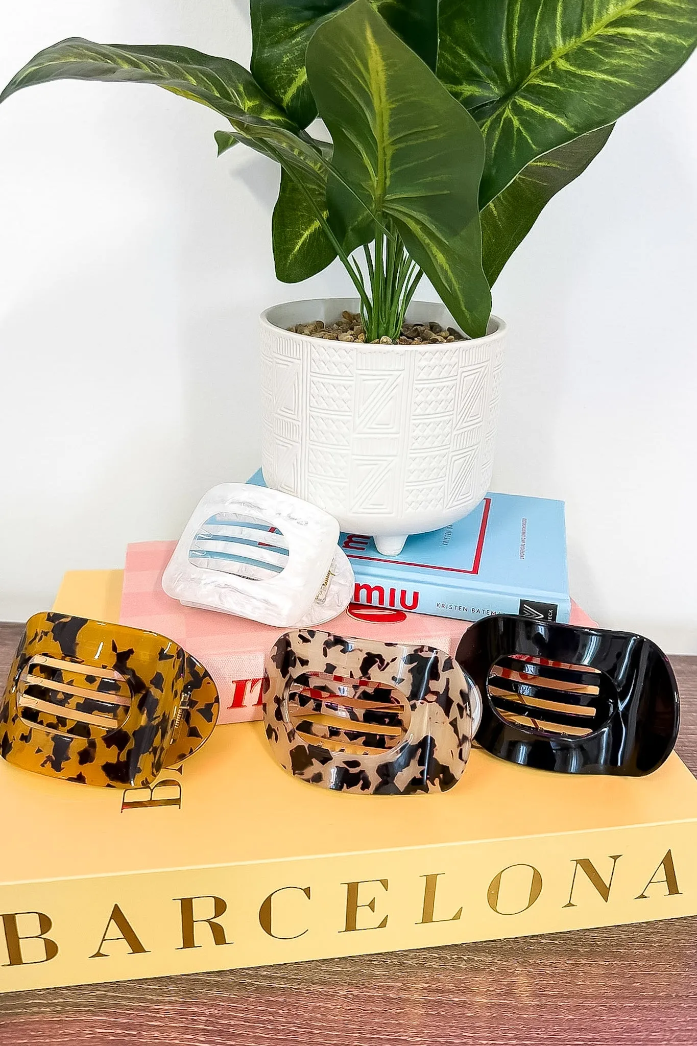 Glossy Hold Lay Flat Oval Hair Claw Clip sold by Madison + Mallory product image thumbnail 2