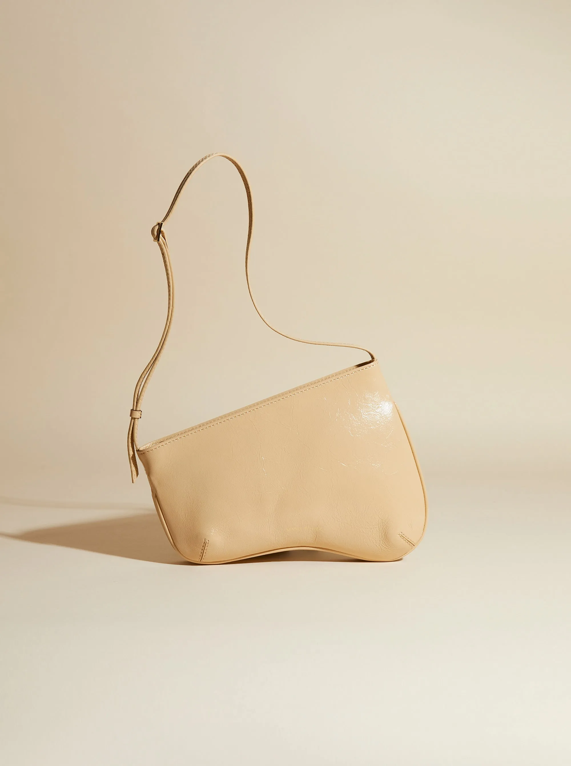 Curve Nude High Gloss sold by Manu Atelier