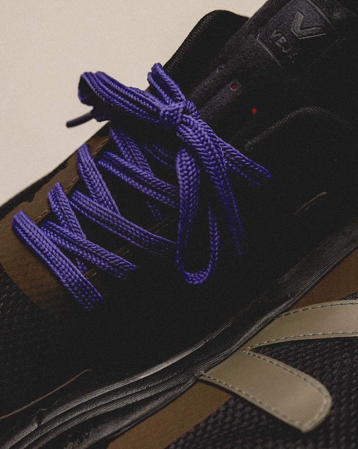 Veja Dekkan Alveomesh sold by Asphalt Gold product image thumbnail 2