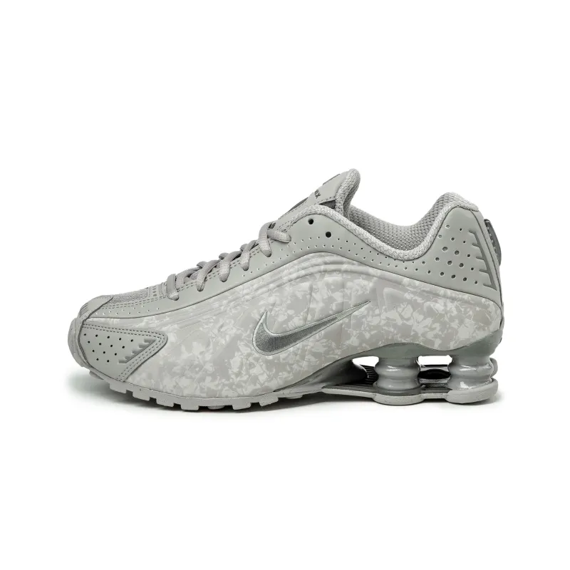 Nike Wmns Shox R4 sold by Asphalt Gold