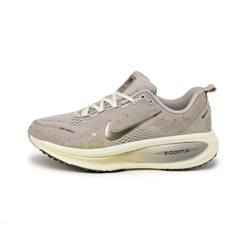 Nike Wmns Vomero 18 SE sold by Asphalt Gold