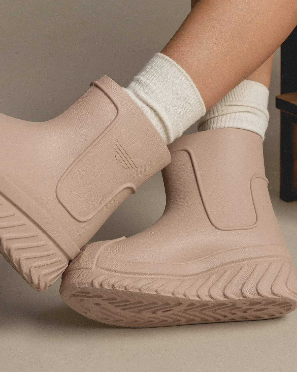 adidas ADIFOM SST BOOT W ベージュ adidas Originals AdiFom Superstar boots in beige | ASOS