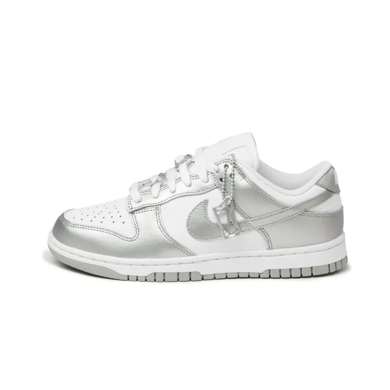 Nike Wmns Dunk Low sold by Asphalt Gold