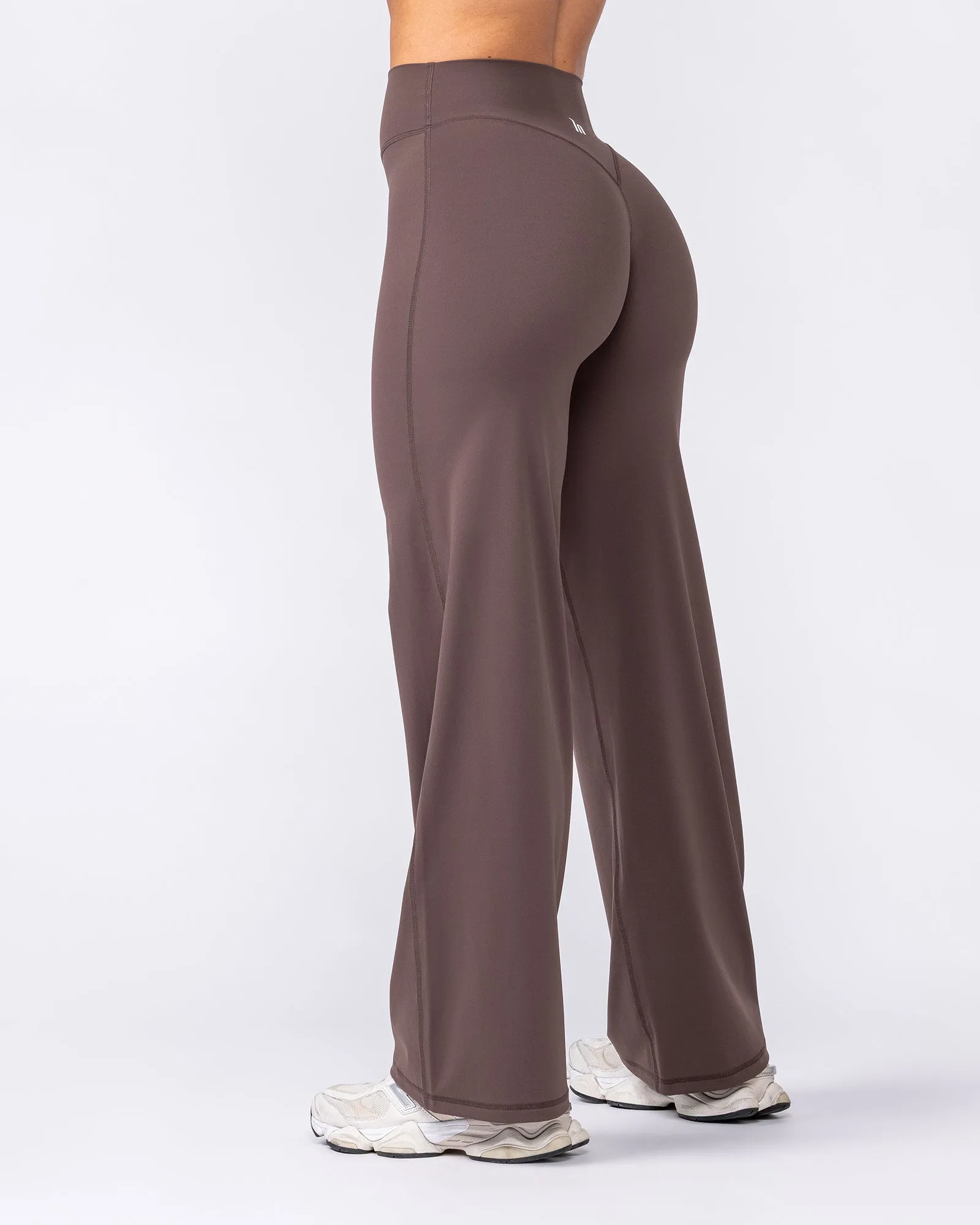 Aura Straight Leg Leggings Short - Cola sold by Muscle Nation product image thumbnail 2