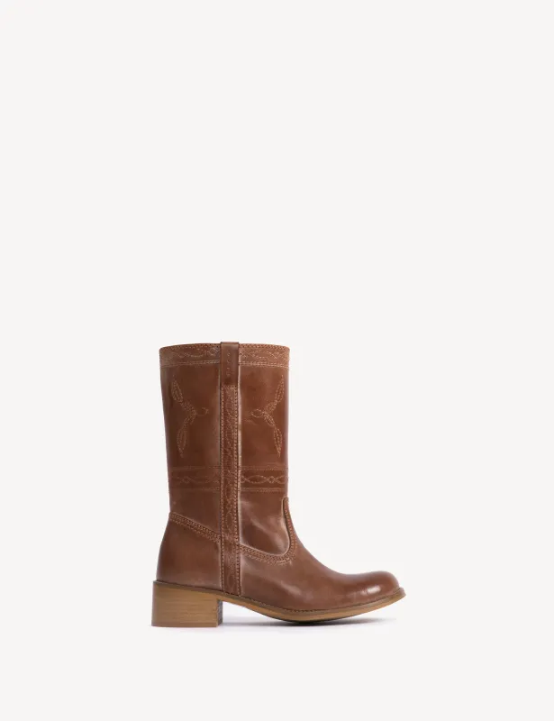 Julia Gaucho Boot With Western Stichings In Cognac Escovado Leather sold by DICO Copenhangen