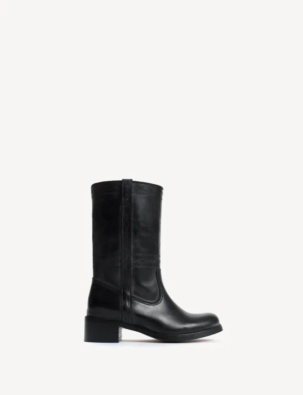 Julia Gaucho Boot With Western Stitchings In Black Escovado Leather sold by DICO Copenhangen
