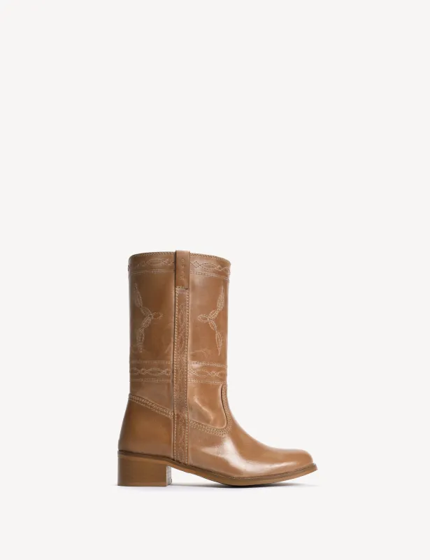 Julia Gaucho Boot With Western Stitchings In Dark Tan Escovado Leather sold by DICO Copenhangen