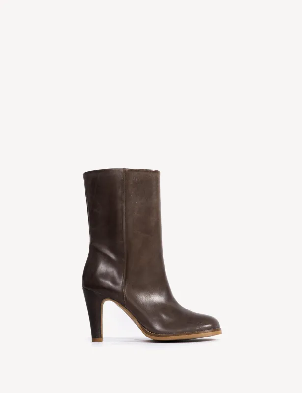 Jules Boot In Dark Brown Escovado Leather made by DICO Copenhangen