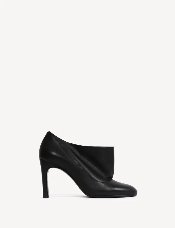 Lara Boots In Black Calfskin made by DICO Copenhangen