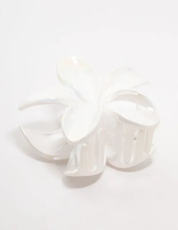 White Frangipani Claw Clip sold by lovisa
