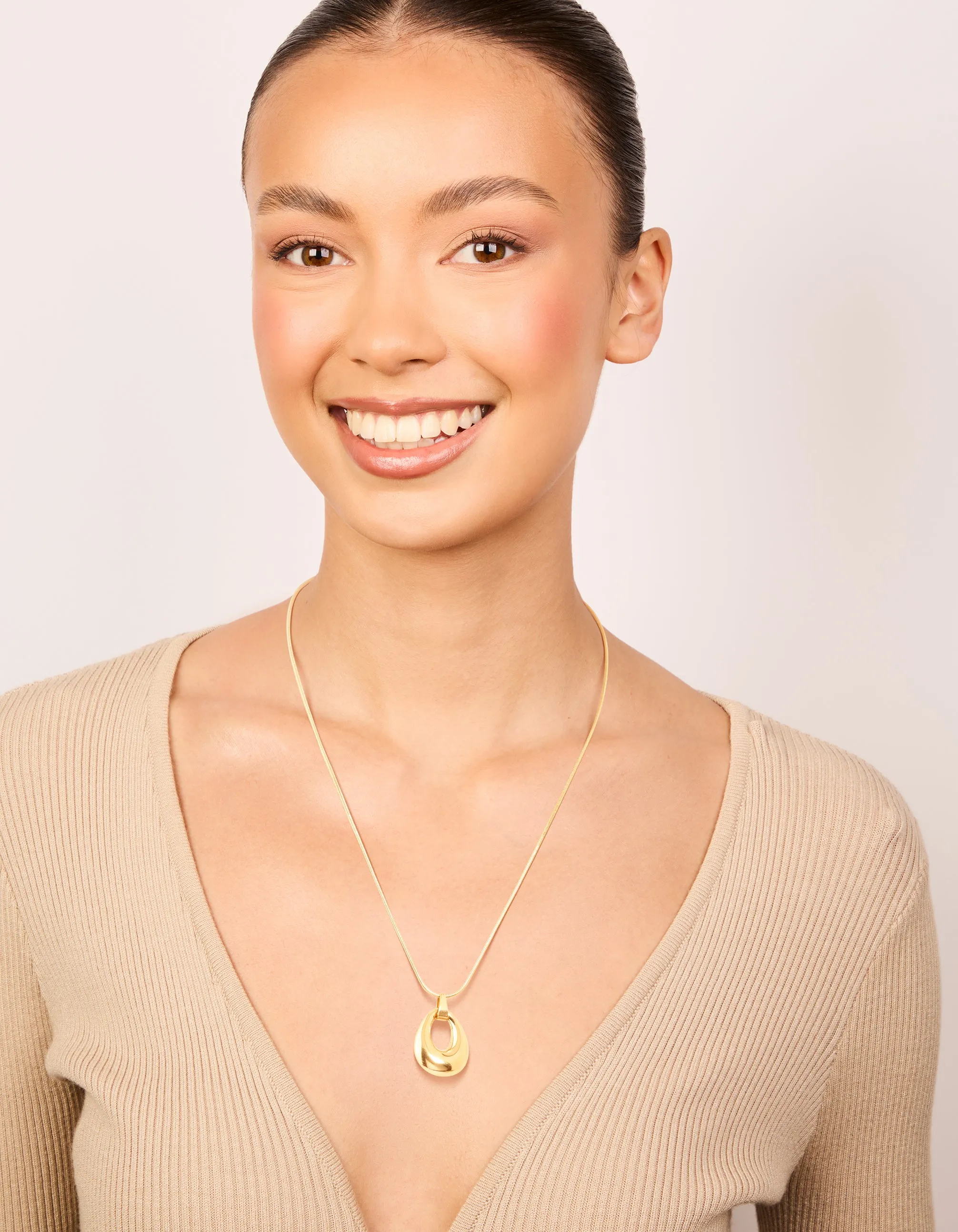 Waterproof Gold Plated Stainless Steel Open Oval Pendant Necklace sold by lovisa product image thumbnail 3