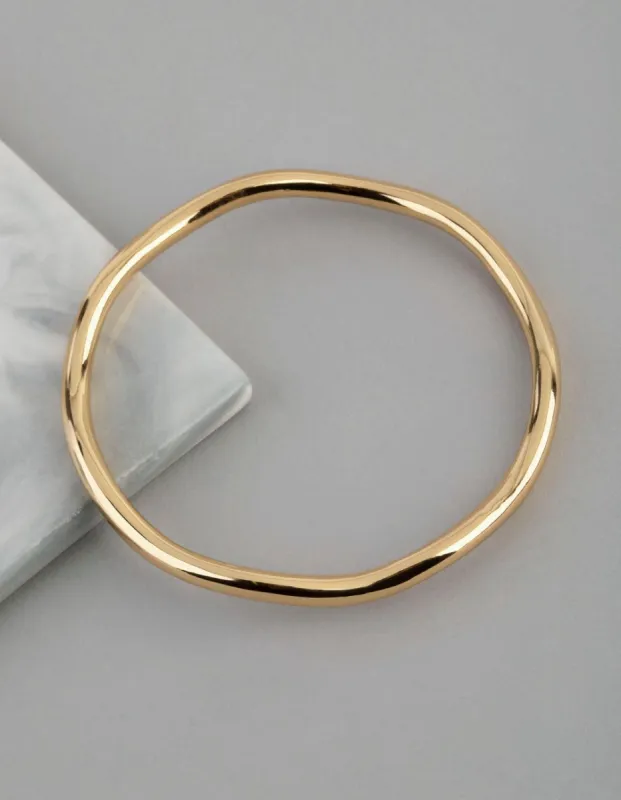 18ct Gold Plated Brass 4.5mm Wavey Bangle sold by lovisa