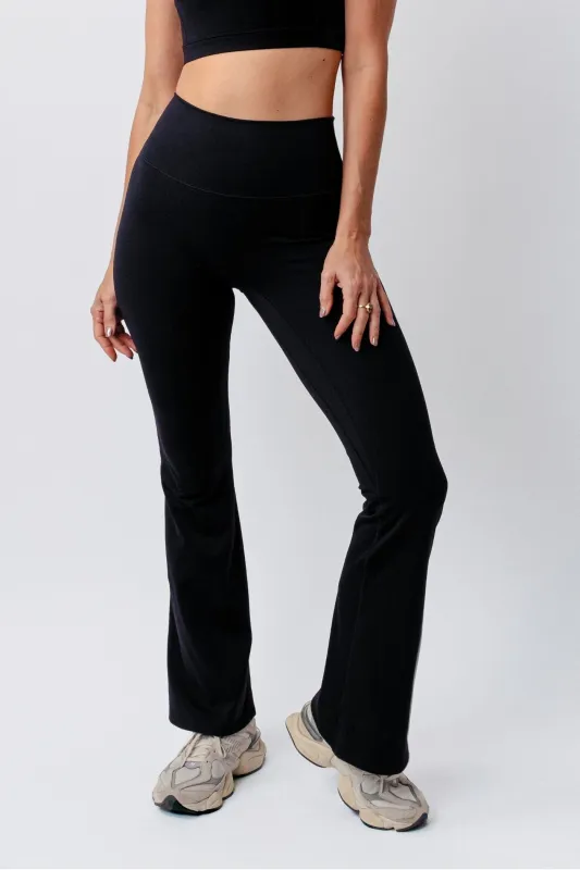 High-Rise Flared Leggings BLACK made by UNE PIECE