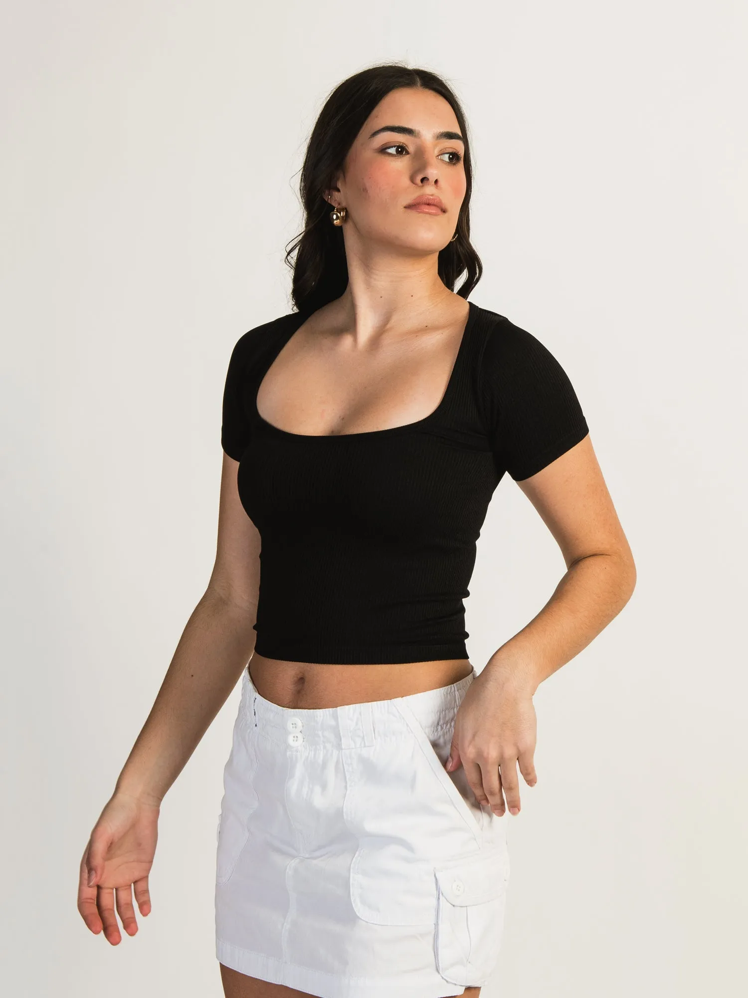 HARLOW SQUARE NECK SEAMLESS TEE - BLACK - CLEARANCE sold by Boathouse product image thumbnail 2