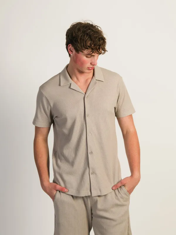KOLBY WAFFLE SHIRT - PEBBLE sold by Boathouse