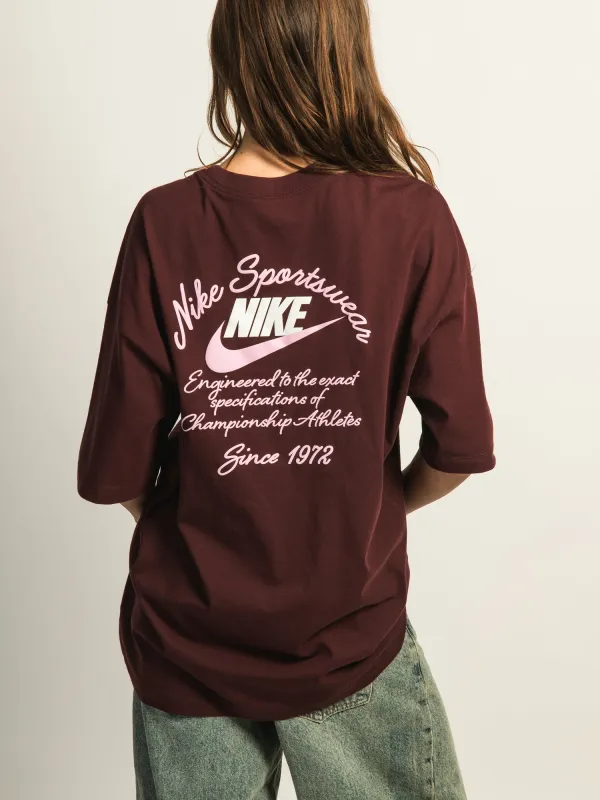 NIKE SPORTSWEAR CLASSICS TEE - BURGUNDY made by Nike