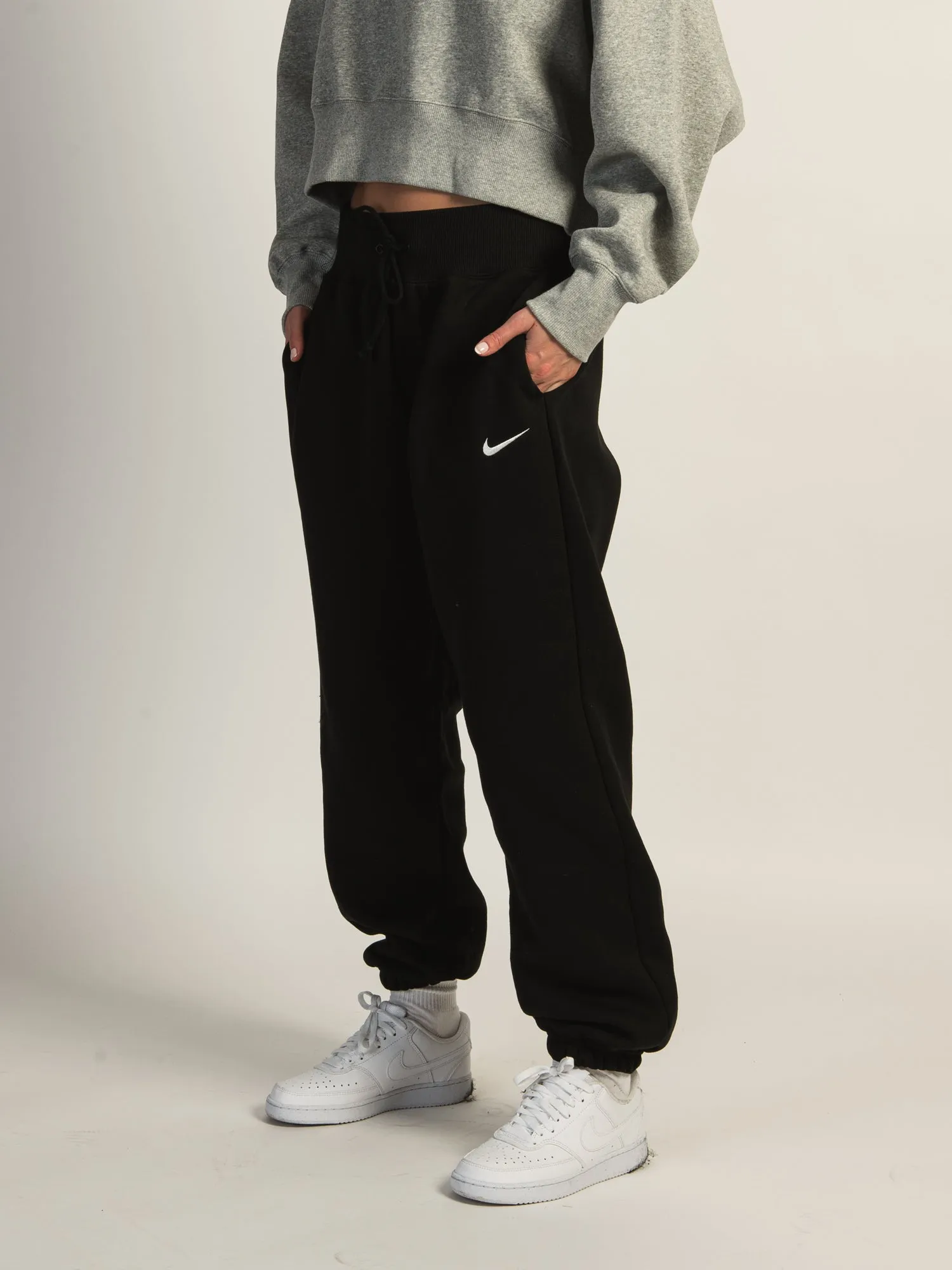 NIKE OVERSIZED HEAVYWEIGHT SWEATPANTS sold by Boathouse product image thumbnail 3