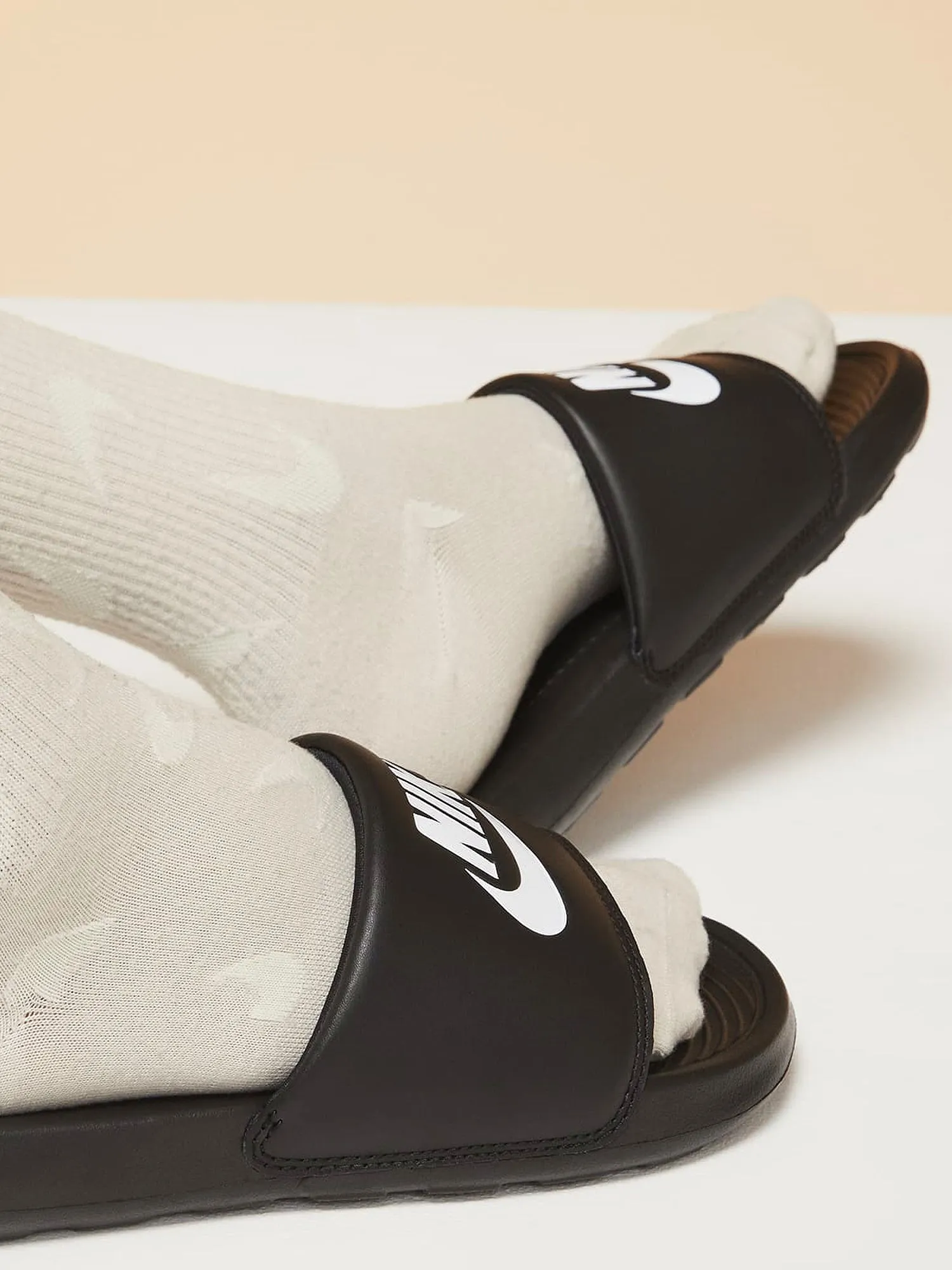 WOMENS NIKE VICTORI ONE SLIDES - BLACK/WHITE sold by Blackwell product image thumbnail 4