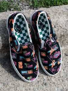 MENS CLASSIC SLIP ON VANS MARKET GRAPHIC PRINT SNEAKER sold by Blackwell