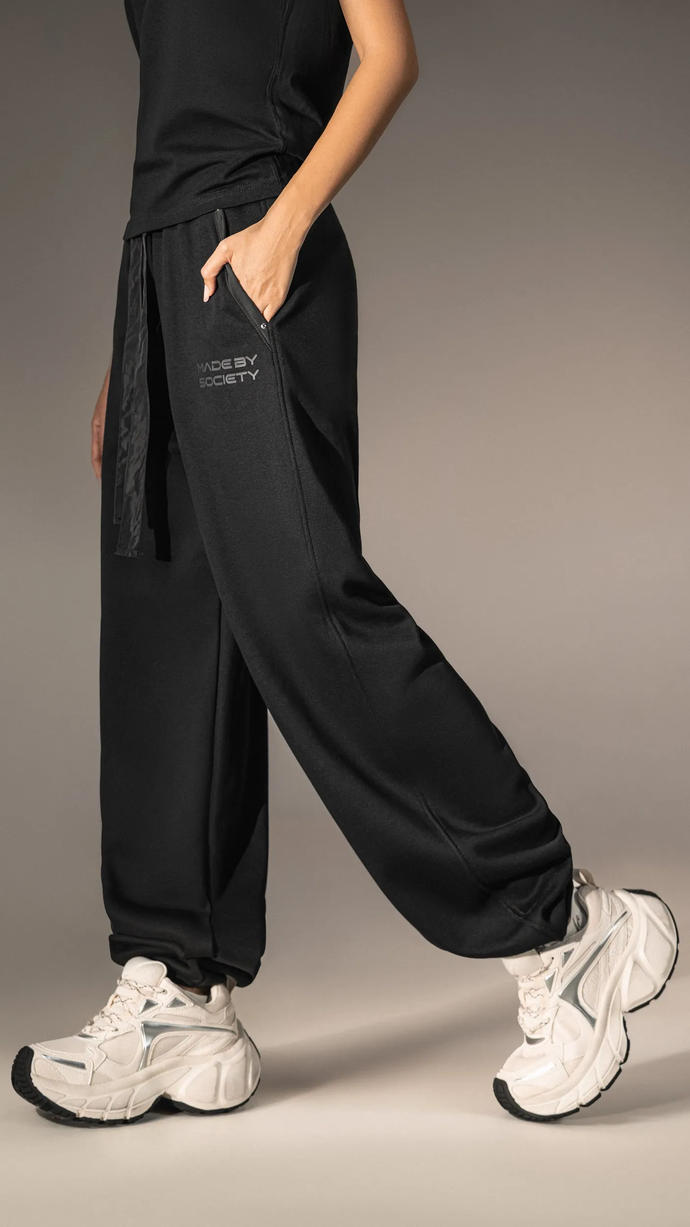 Pantaloni largi "Made by Society" - P25701 sold by Made by Society product image thumbnail 2