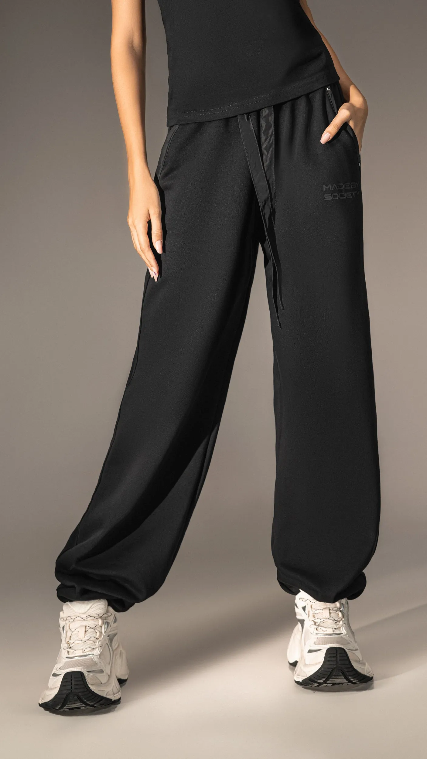 Pantaloni largi "Made by Society" - P25701 sold by Made by Society product image thumbnail 3