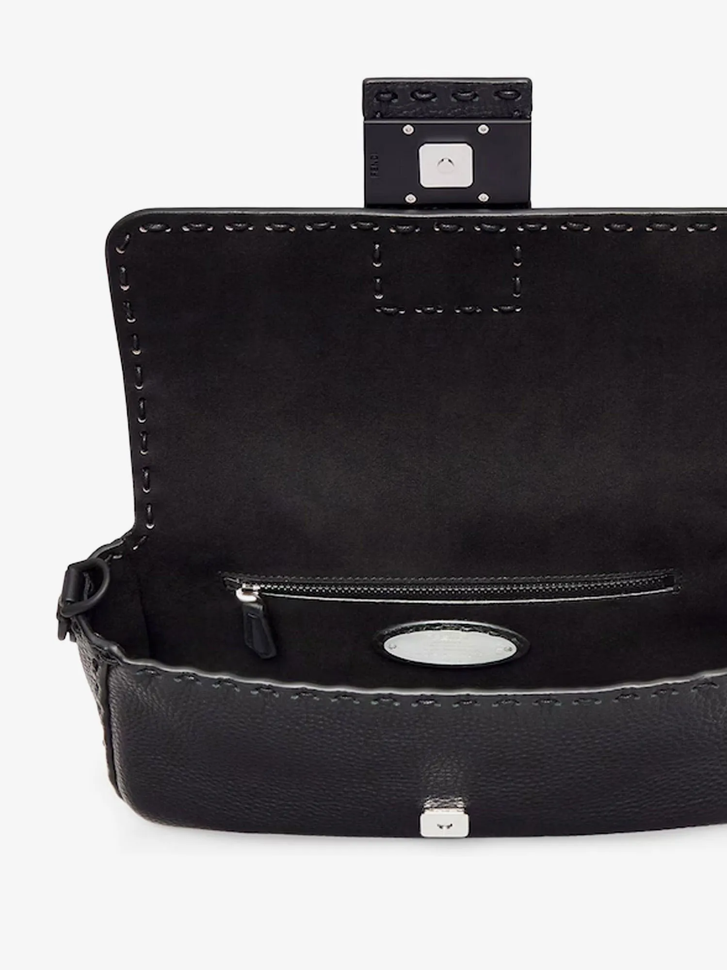 Fendi Baguette leather shoulder bag with Selleria stitchings sold by Siebentaschen product image thumbnail 4