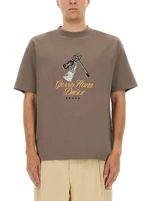 Drole De Monsieur GRAND HOTEL PRINT T-SHIRT sold by Siebentaschen