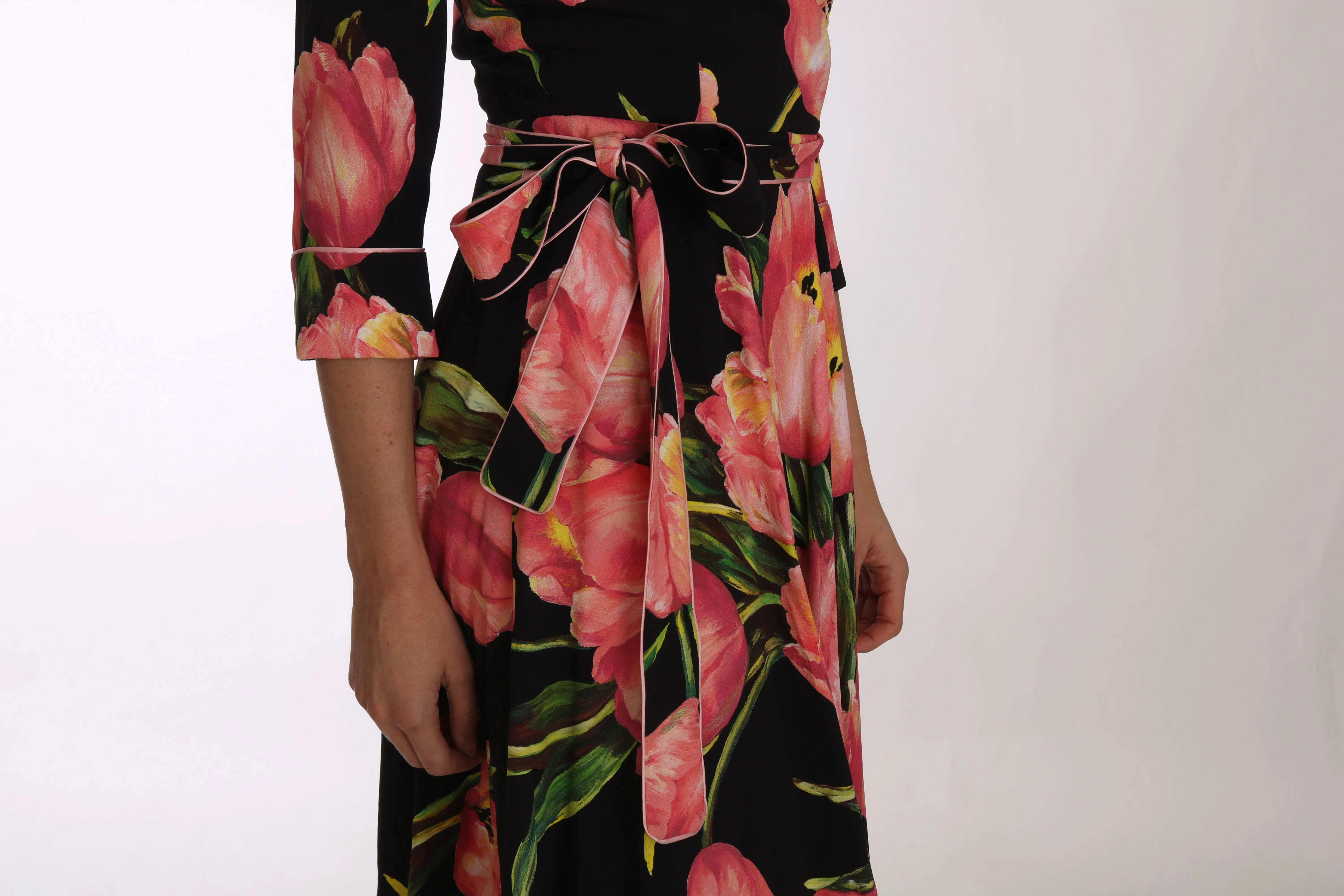 Dolce & Gabbana Black Pink Tulip Print Stretch Shift Dress sold by Siebentaschen product image thumbnail 3