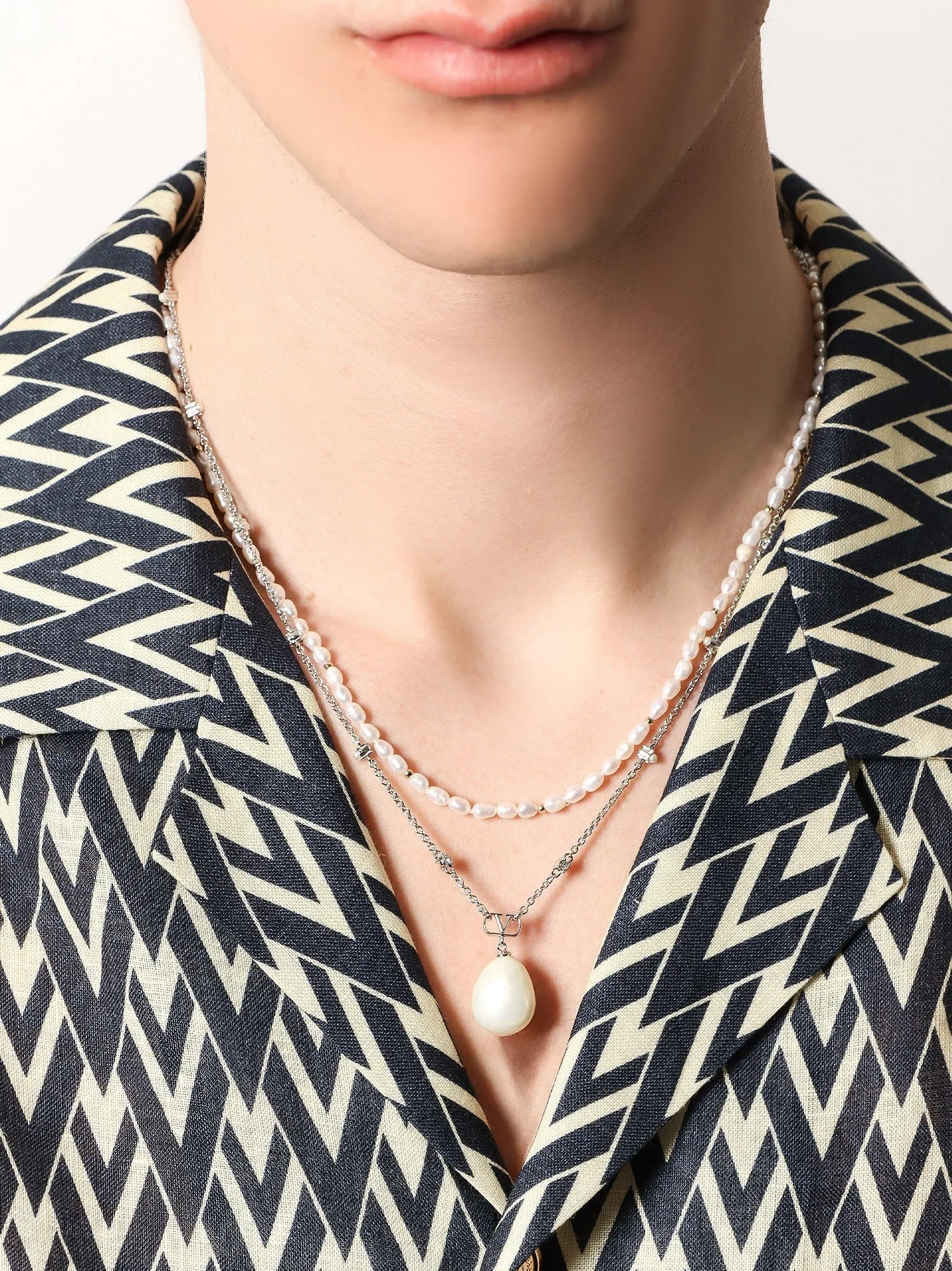 Valentino Garavani Metal necklace with pearls sold by Siebentaschen product image thumbnail 2