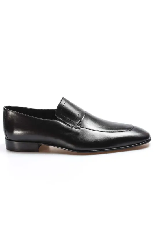 Men's Black Leather Loafers with Sleek Design and Minimal Stitching sold by Wessi