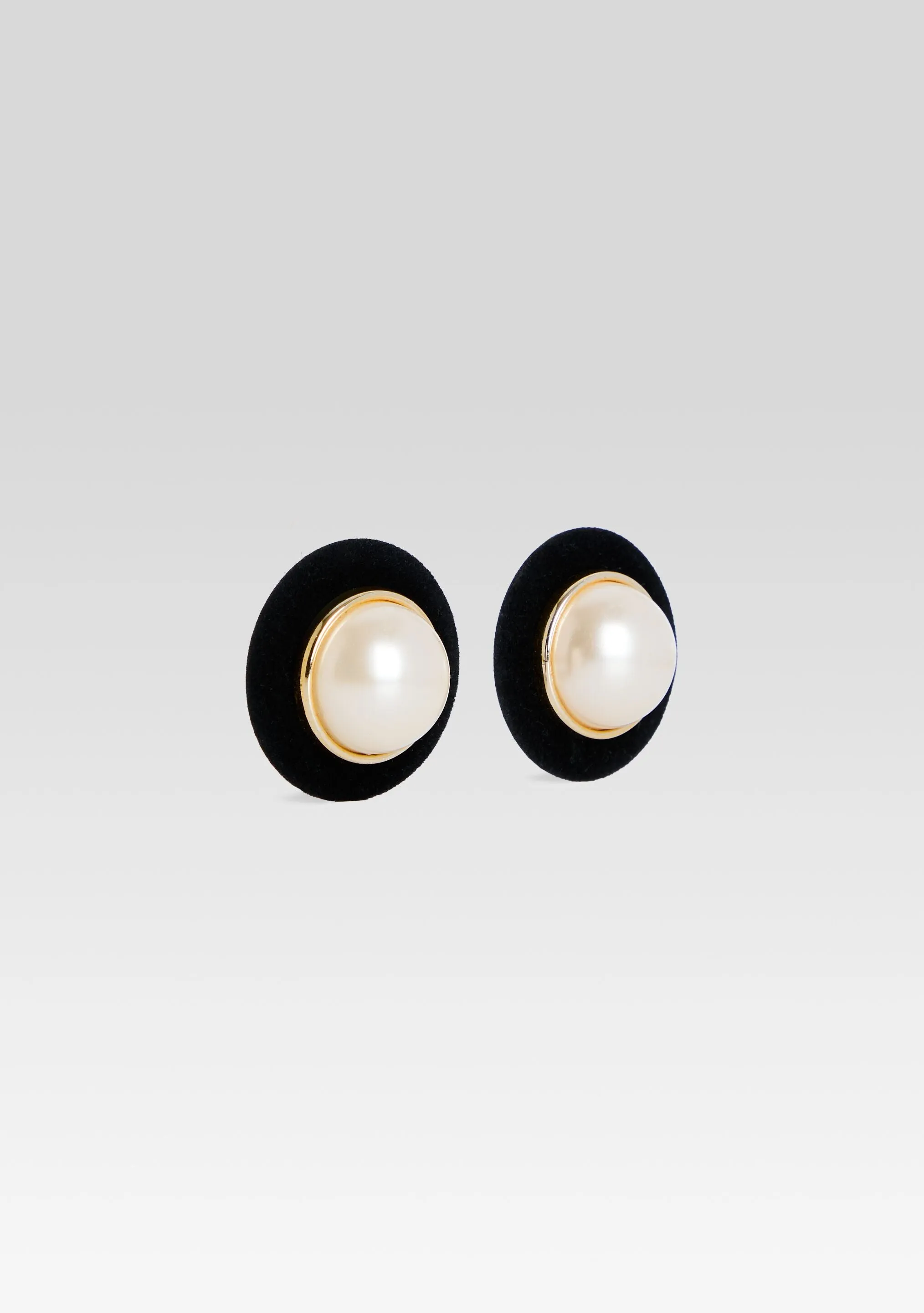 Sari Pearl Earring sold by Retrofete product image thumbnail 3