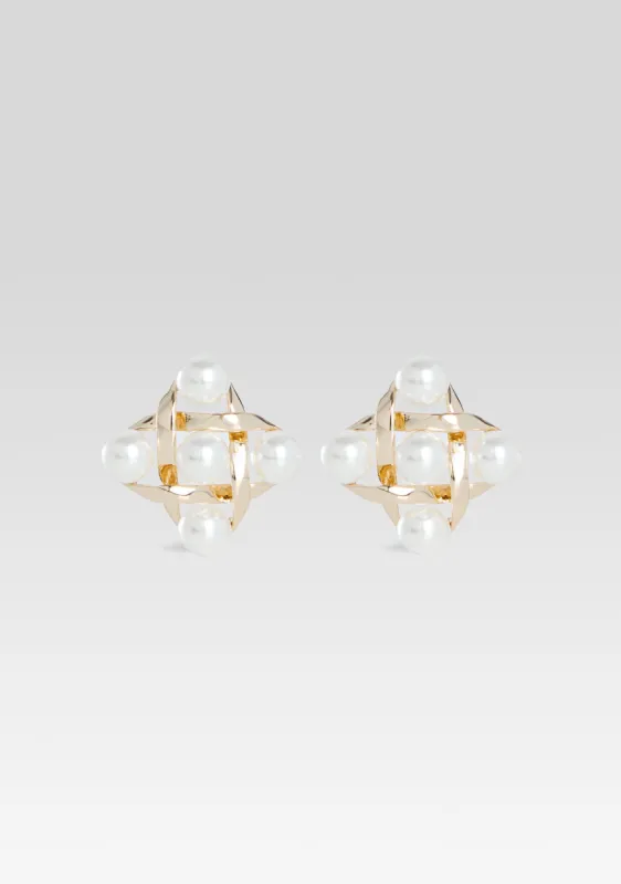 Harlow Pearl Earring sold by Retrofete