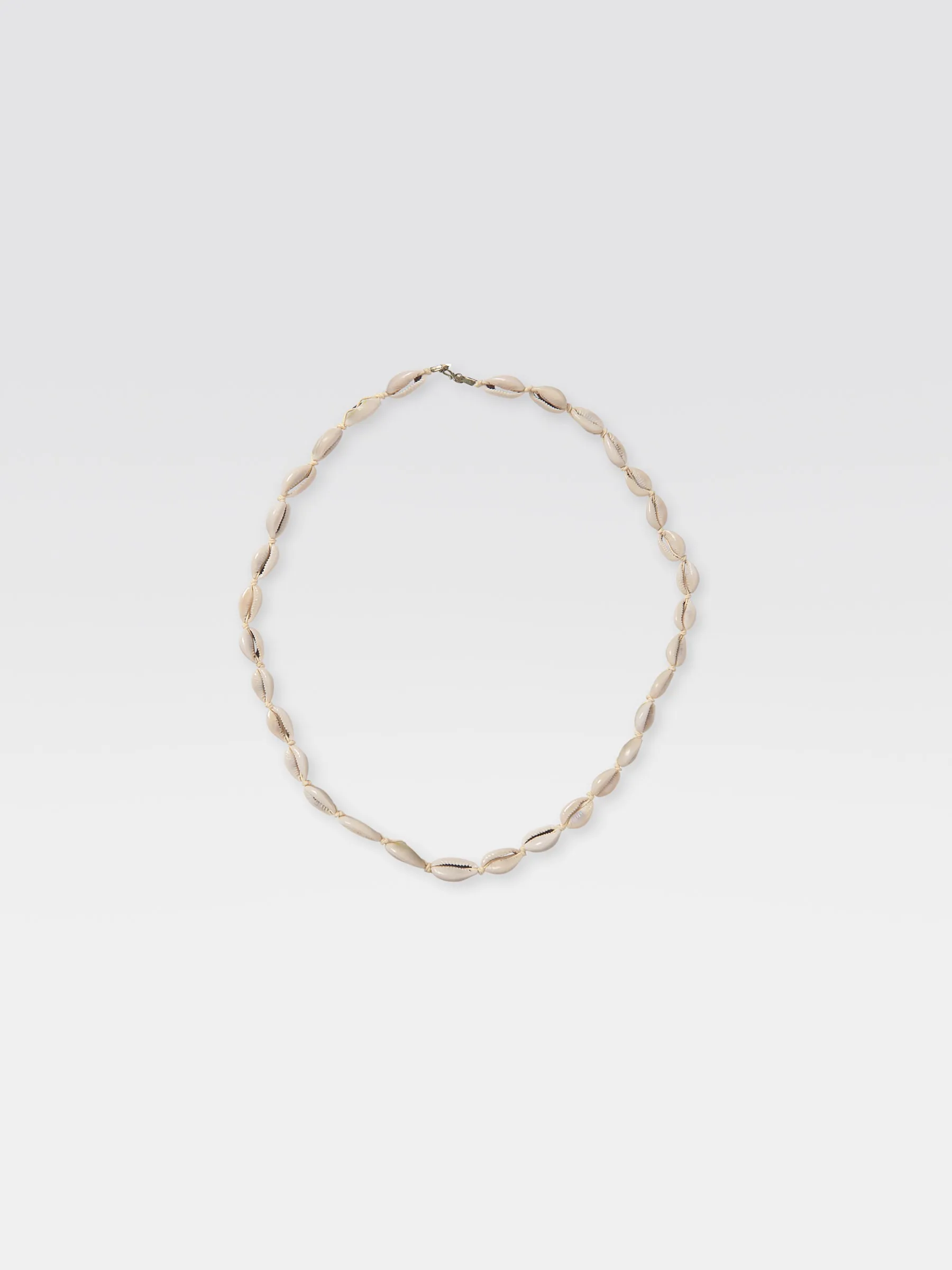 Collar conchas sold by Gimaguas