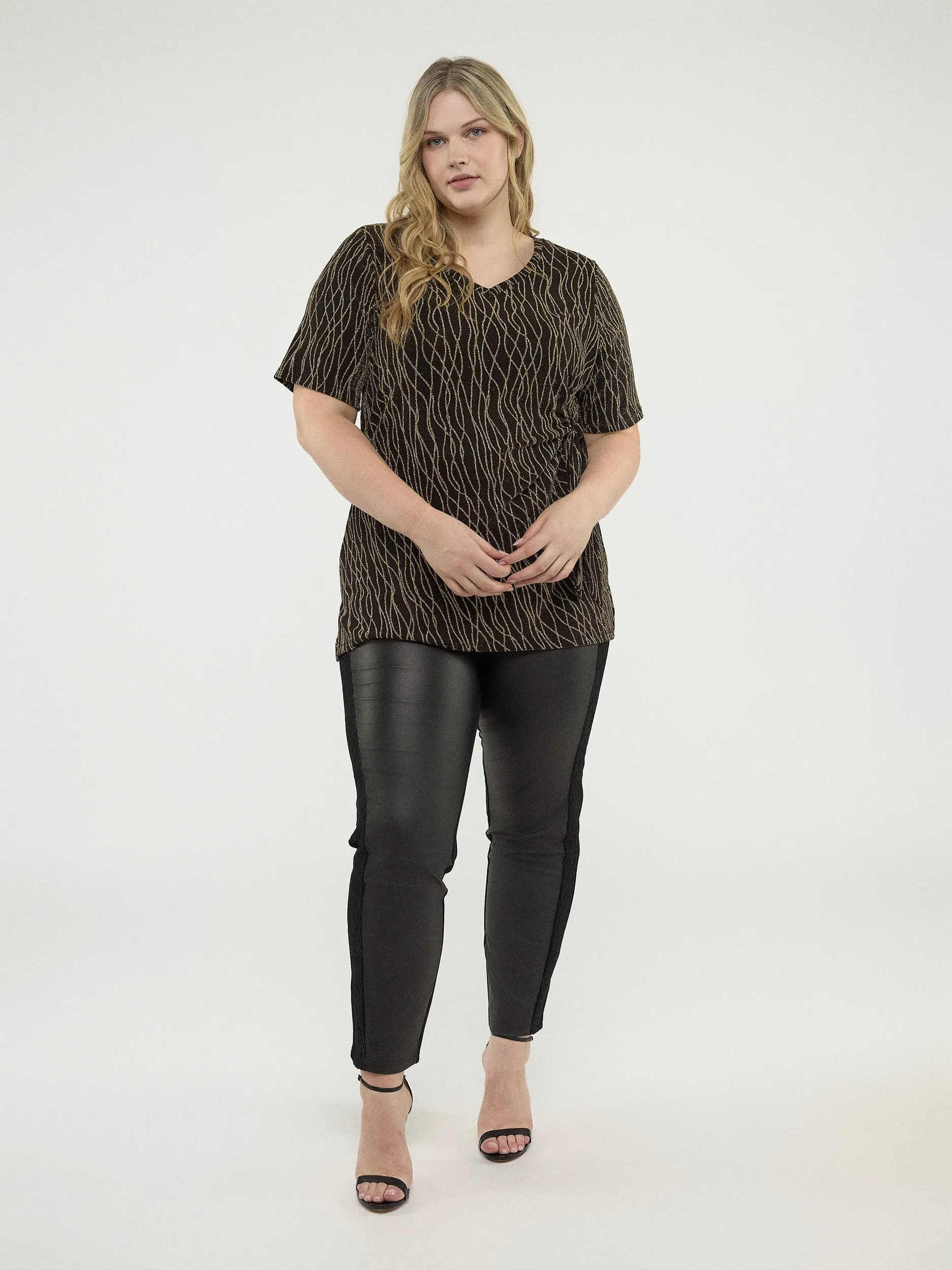 Short-sleeve semi-fitted tunic sold by Claire France