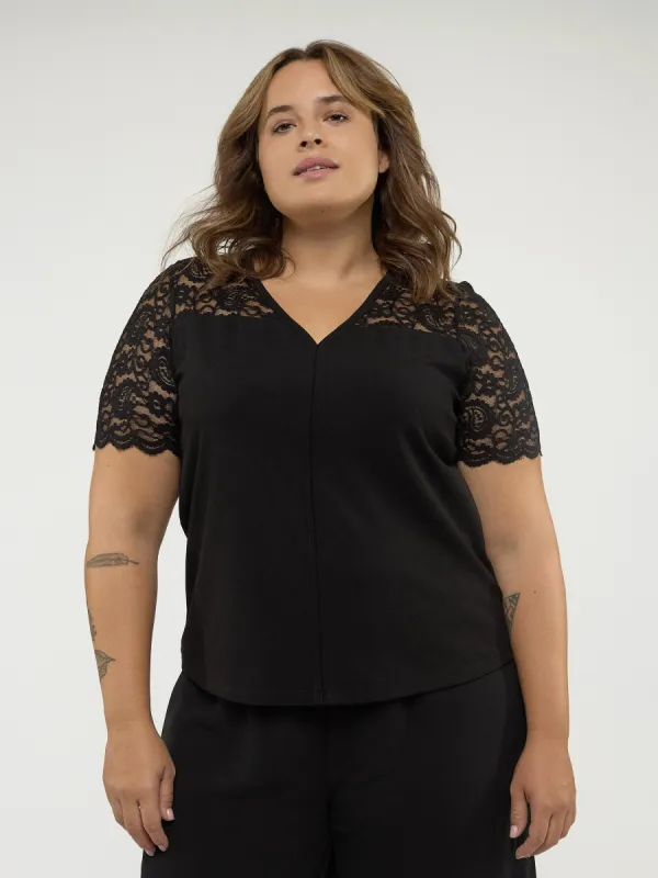 Short-sleeve semi-fitted t-shirt sold by Claire France