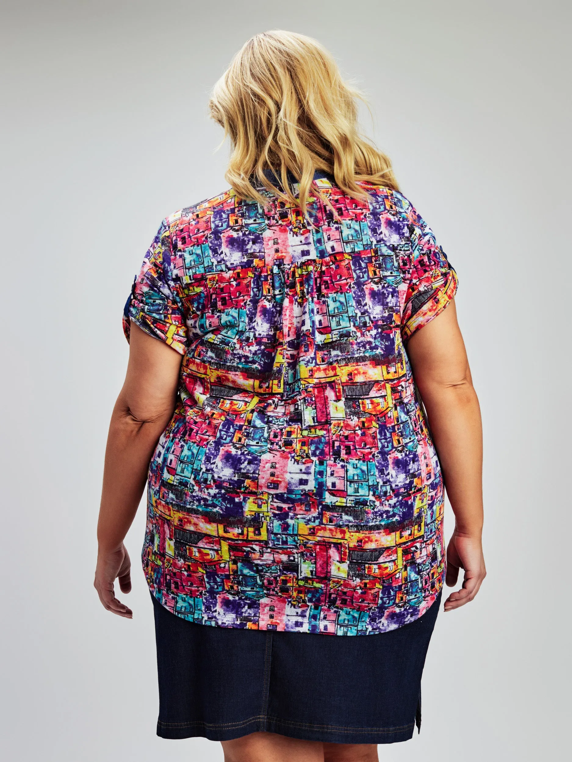 Short-sleeve semi-fitted blouse with buttons sold by Claire France product image thumbnail 3