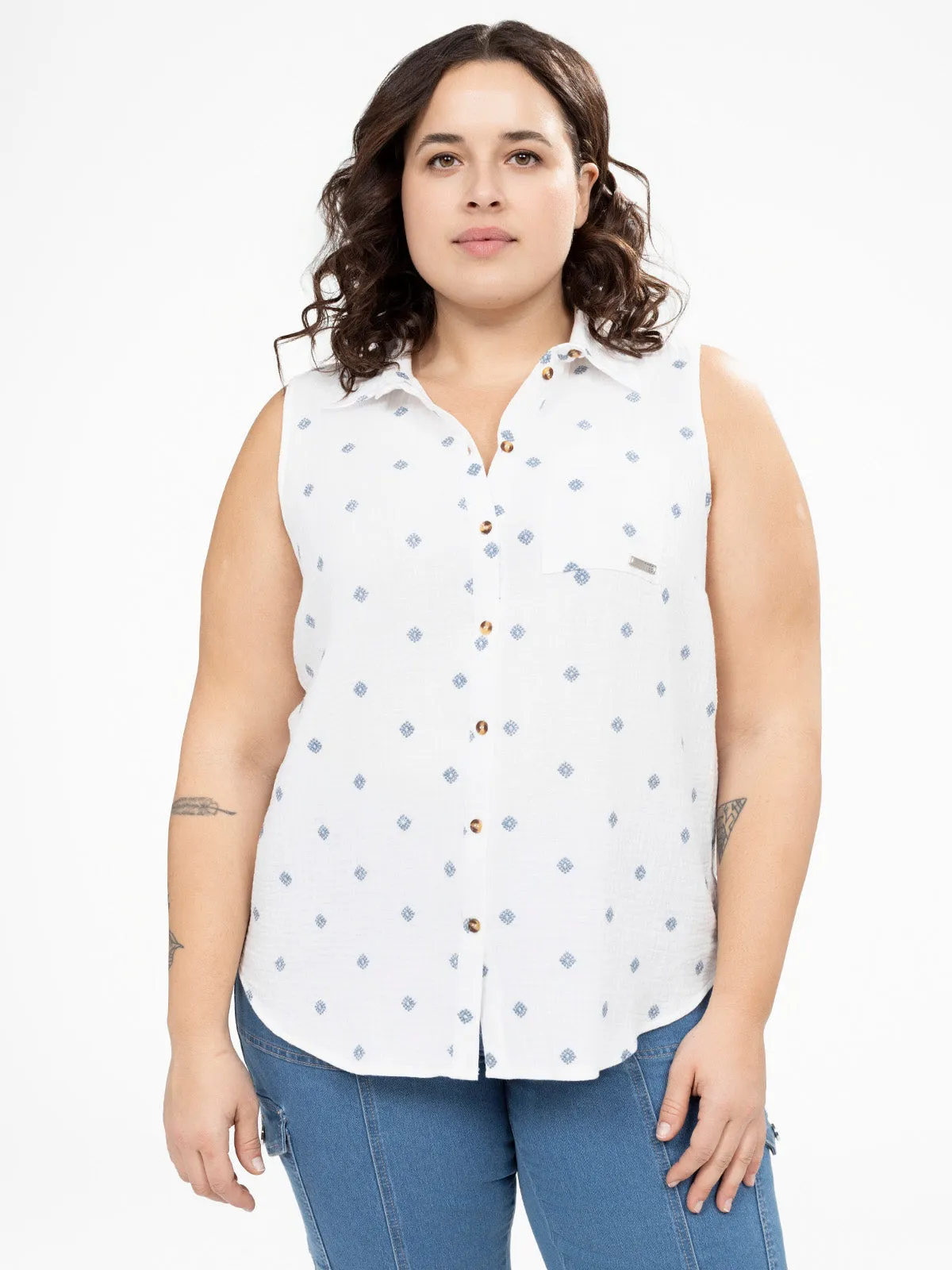 Sleeveless semi-fitted blouse with buttons sold by Claire France product image thumbnail 3